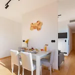 Luxurious Bright Flats - Ace Location 아파트 *
